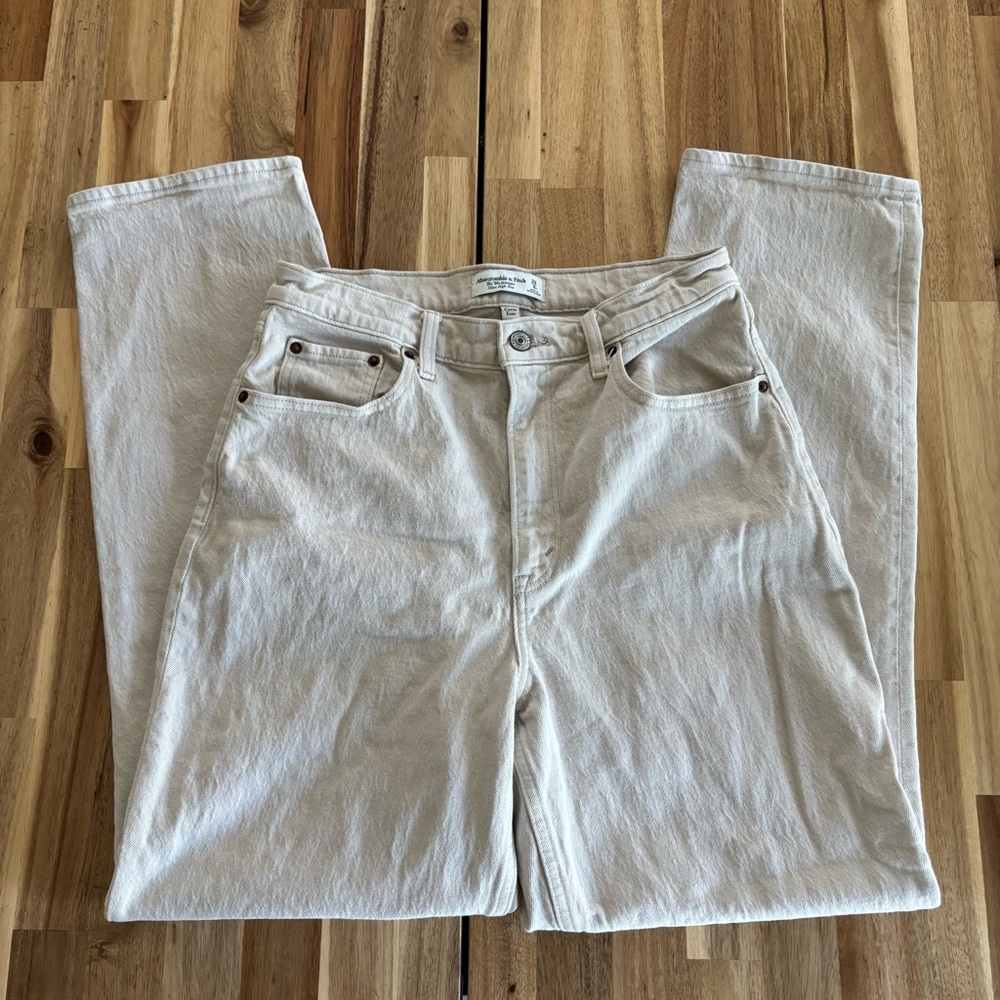 A&F The 90’s Straight Ultra HR Jeans
